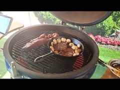 숯 22 인치 요업 카마도 그릴은 평활 표면 BBQ 대나무 핸들레를 청색화합니다